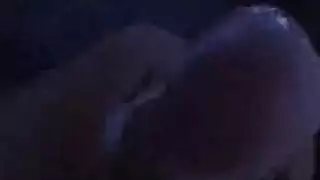 الفتاة السمراء الجذابة تطلب قضيباً وحشياً لجلسة جنسية صارخة